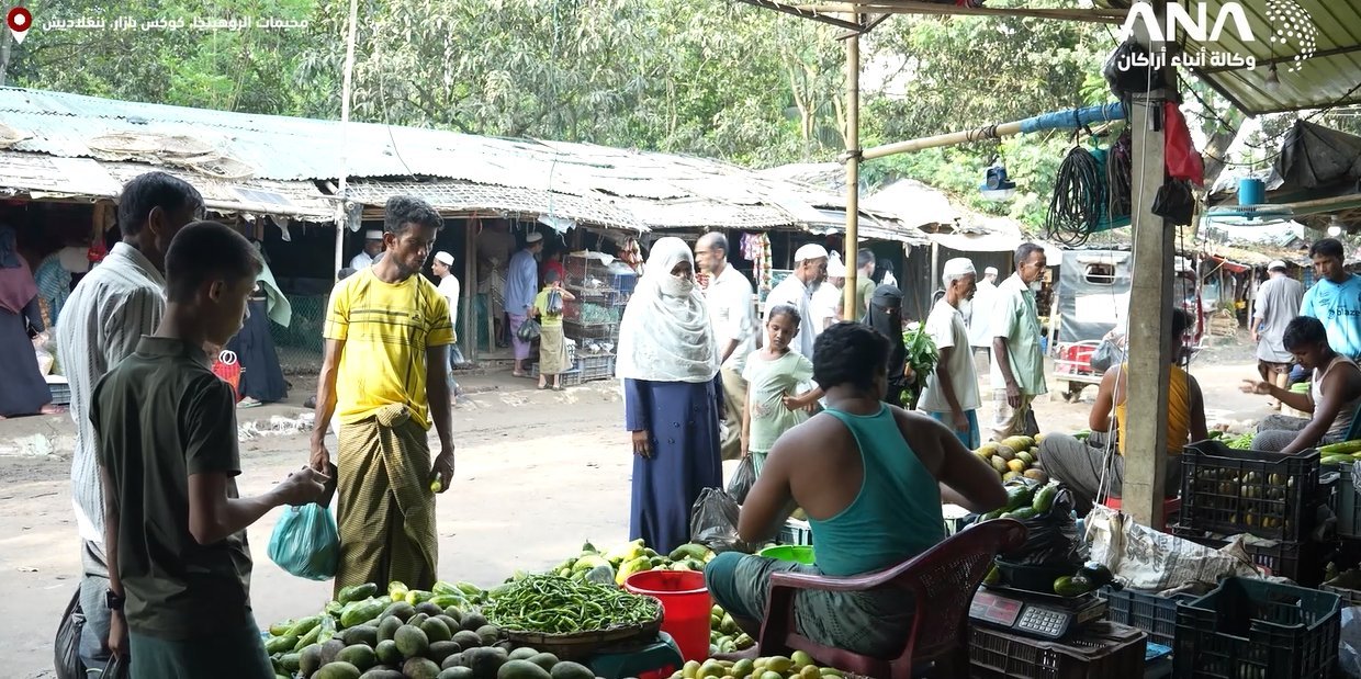 Bangladeş’teki Arakanlı mülteci kamplarında halk pazarları, günlük ihtiyaçların karşılandığı ve kamp yaşamının devam ettiği önemli merkezler arasında yer alıyor.