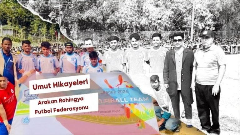 Arakan Rohingya Futbol Federasyonu tarafından düzenlenen maçta futbol oynayan Rohingya gençleri
